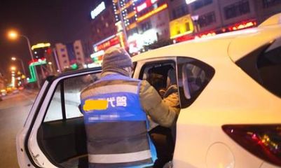 浙江一車主深夜遇代駕小哥,免費載他回家:生活不易,人心很暖